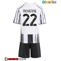 Otroške Nogometnih dresov Juventus Weston McKennie #22 Domači 2025-26 Kratki rokavi (+ hlače)